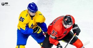 Хокеїсти збірних України та Литви під час матчу чемпіонату світу в Дивізіоні 1А 2023 року