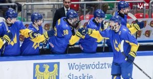 Гравці збірної України святкують гол у матчі проти Японії на чемпіонаті світу в Дивізіоні 1А