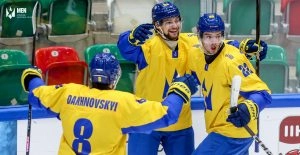 Гравці збірної України святкують переможний гол проти Франції на чемпіонаті світу в Польщі