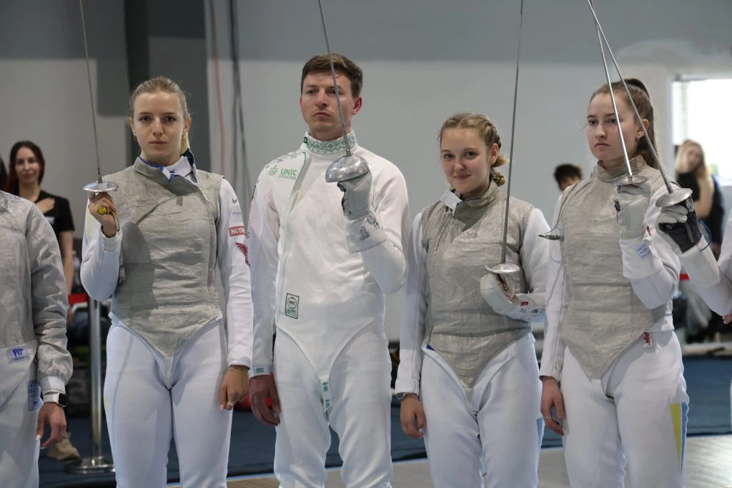 Учасники чемпіонату України-2026 з фехтування на відкритті в Олімпійському коледжі ім. І. Піддубного
