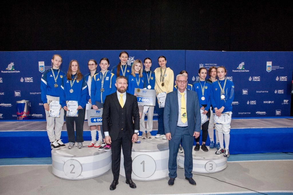 Жіноча збірна Одеси святкує перемогу в командній першості з шаблі на чемпіонаті України-2026