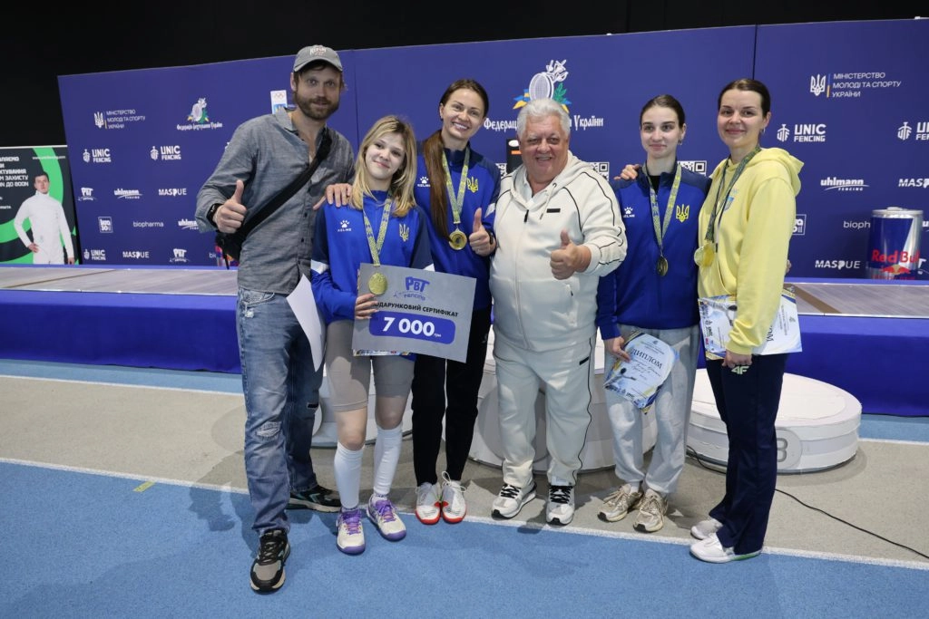 Переможниці жіночої шаблі з Одеси на чемпіонаті України-2026 у Києві з тренером та нагородами