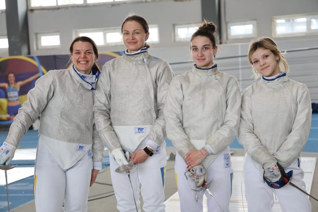 Шаблістки Одеси святкують перемогу в командній першості чемпіонату України-2026 у Києві