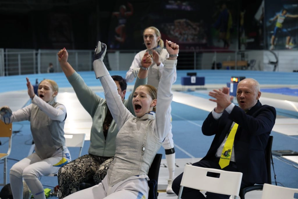 Шаблістки Одеси святкують перемогу над Черкасами у фіналі чемпіонату України-2026 з фехтування