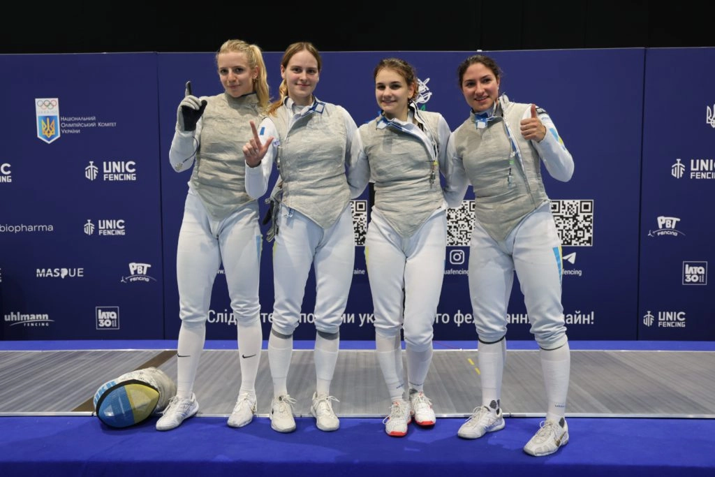 Жіноча команда Одеси святкує перемогу в шаблі на чемпіонаті України-2026 у Києві