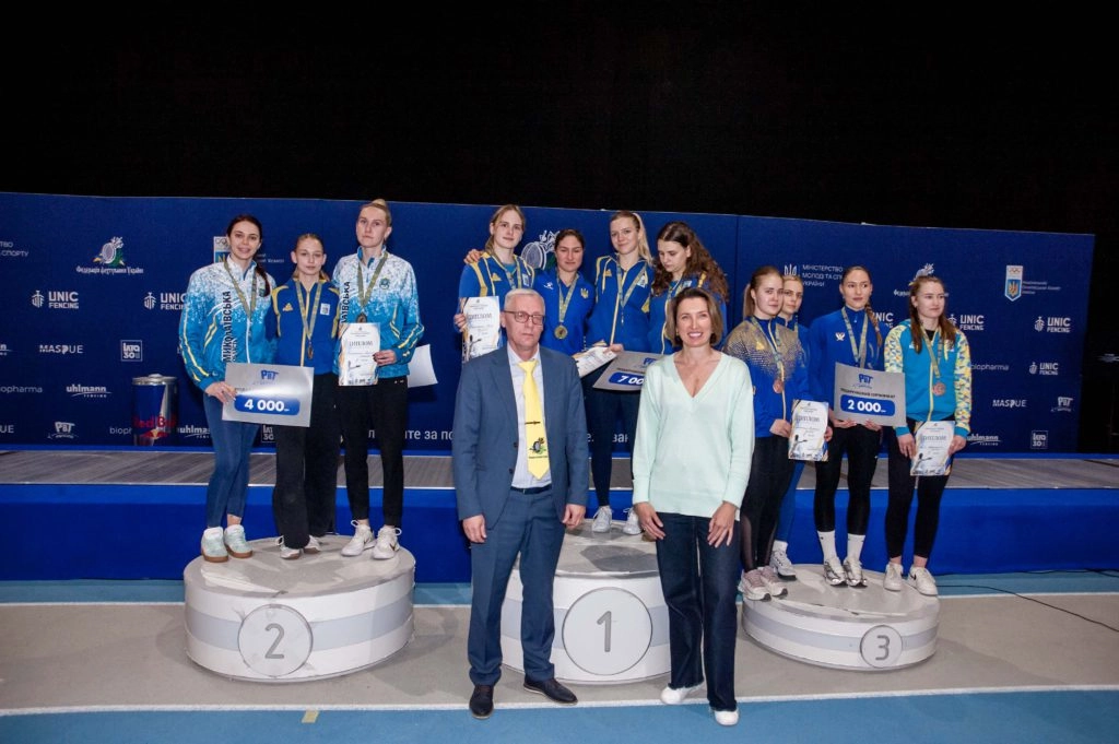 Жіноча команда Одеси святкує перемогу в шаблі на чемпіонаті України-2026 у Києві