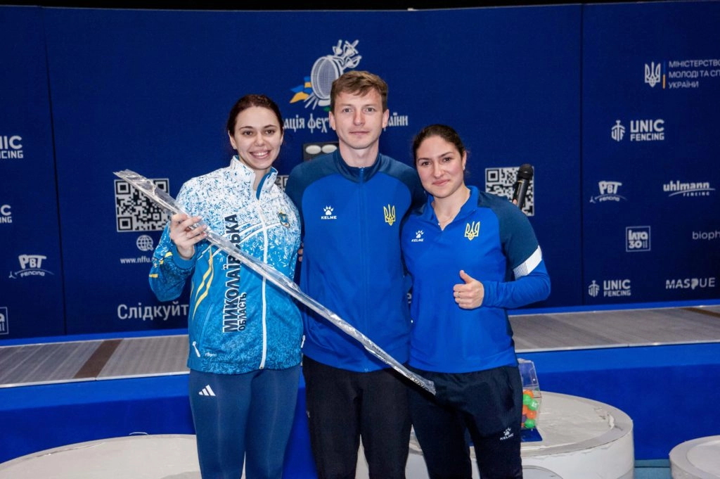 Переможці чемпіонату України-2026 з фехтування у Києві святкують успіх на подіумі