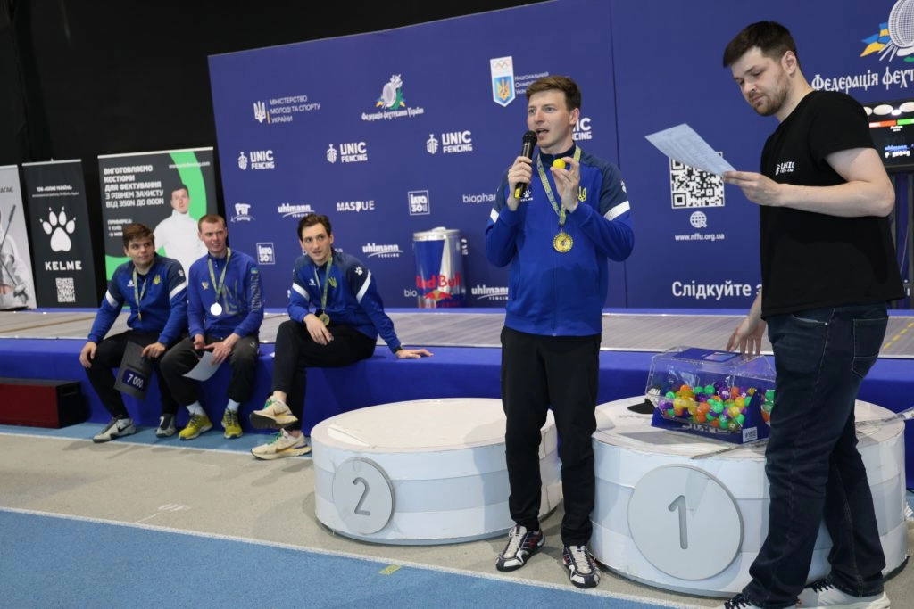Чемпіони Харкова з чоловічої шпаги святкують перемогу на чемпіонаті України-2026 у Києві