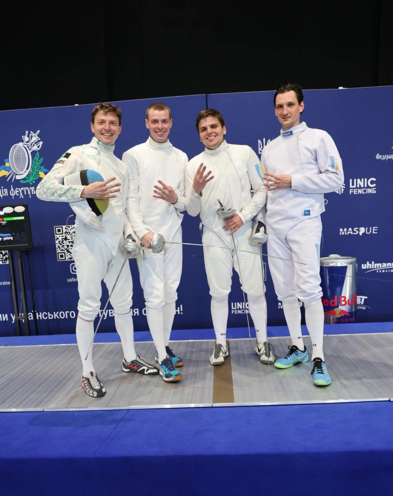 Харківські шпажисти святкують перемогу на чемпіонаті України-2026 у Києві, здолавши команду Києва