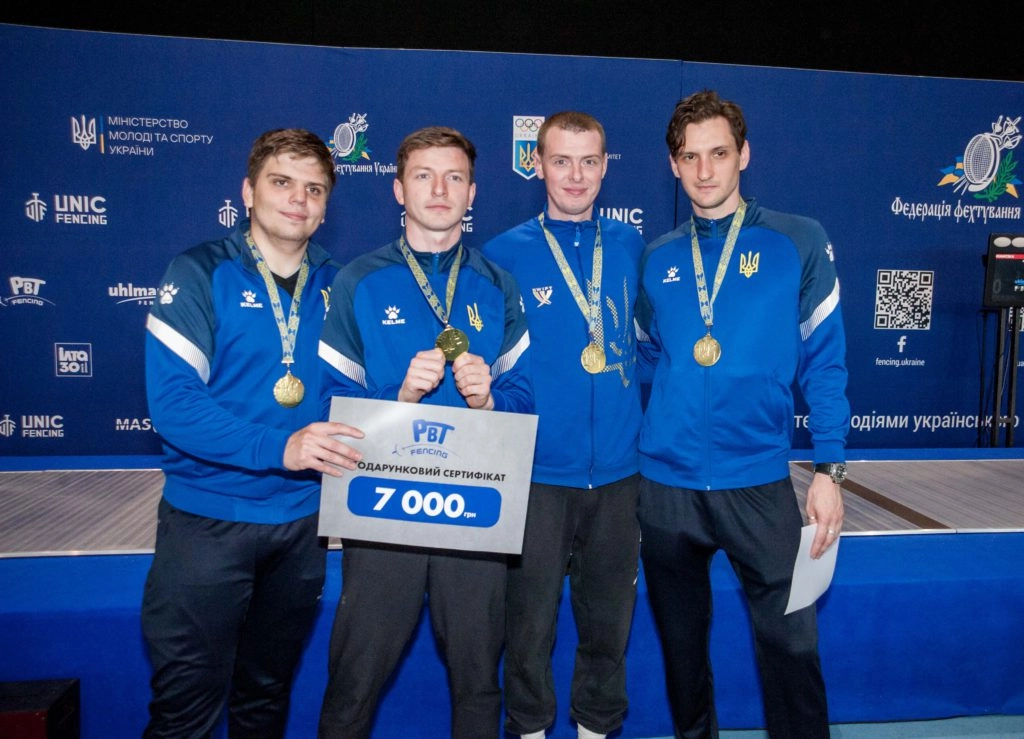 Чемпіони України-2026 з чоловічої шпаги з Харкова святкують перемогу на турнірі в Києві