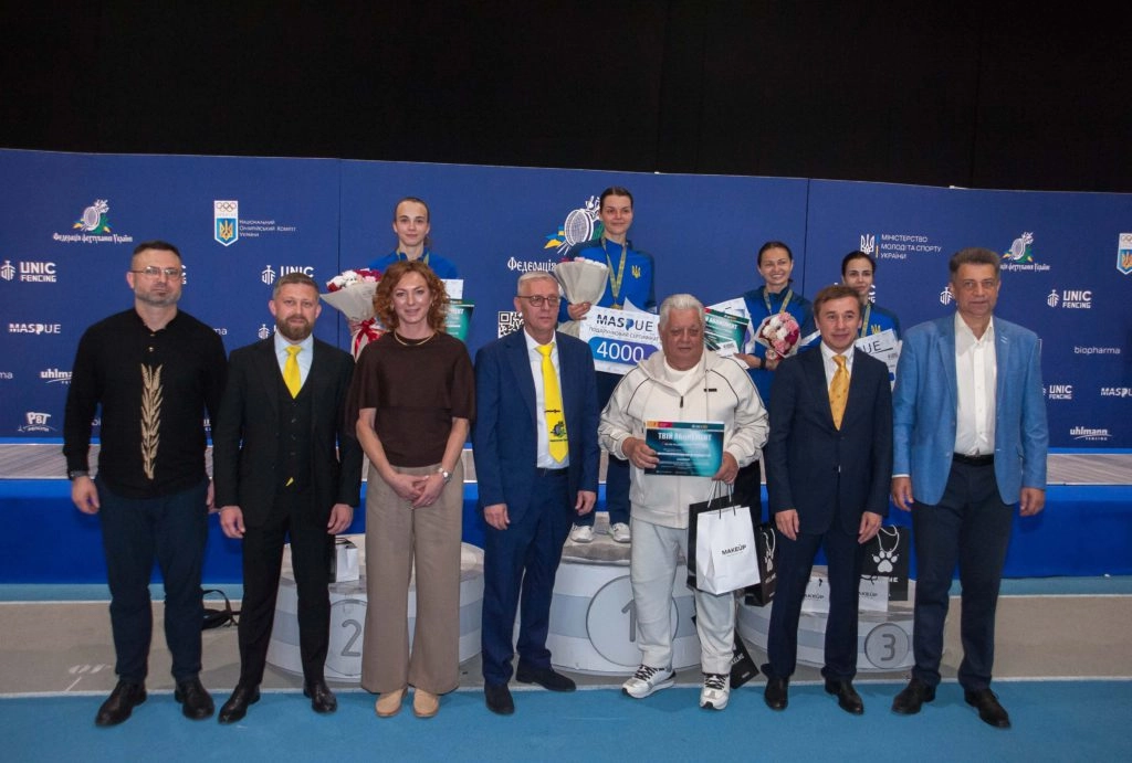 Арсеній Карапиш на п'єдесталі чемпіонату України-2026 з фехтування в Києві