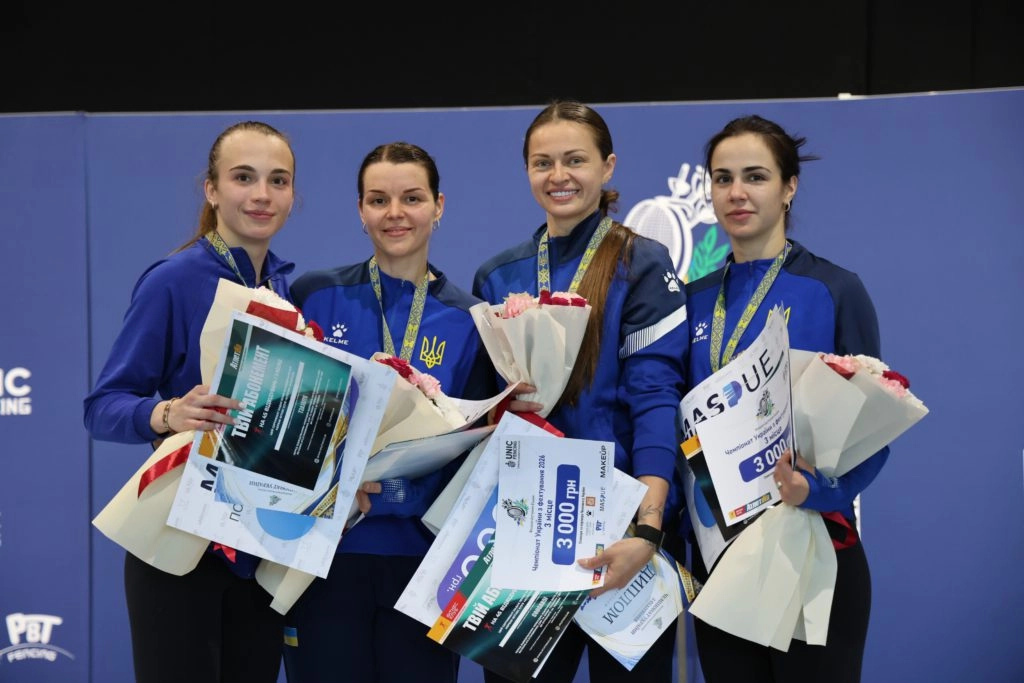Переможниці чемпіонату України-2026 з фехтування серед шаблісток на п'єдесталі пошани