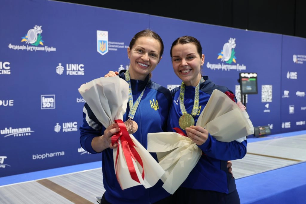 Аліна Комащук святкує перемогу на чемпіонаті України-2026 серед шаблісток в Києві