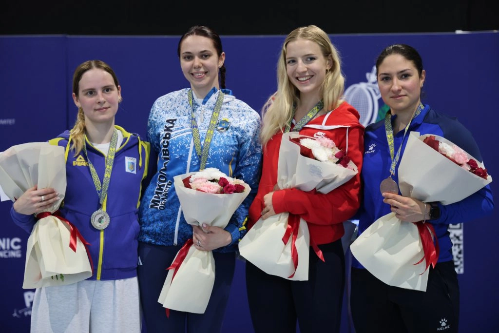 Переможниці чемпіонату України-2026 з фехтування на п'єдесталі пошани з медалями та квітами