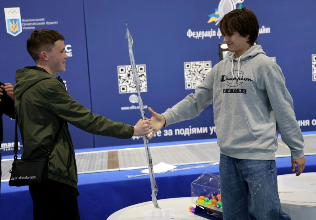Чемпіон України-2026 Арсеній Карапиш святкує перемогу на турнірі з фехтування в Києві