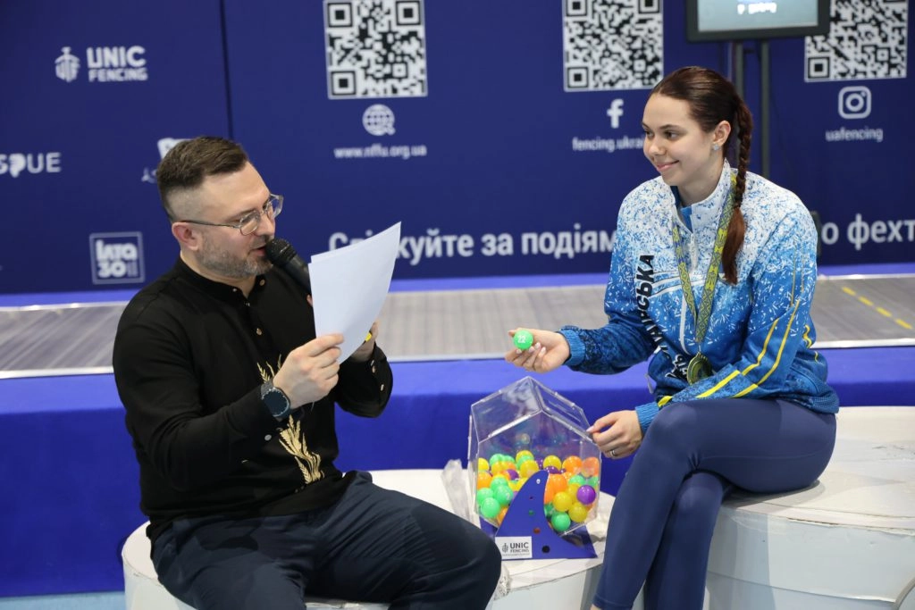 Ведучий оголошує результати чемпіонату України-2026 з фехтування в Олімпійському коледжі