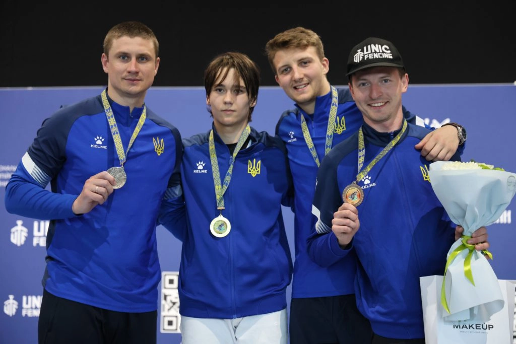 Чемпіон Арсеній Карапиш з командою після перемоги на чемпіонаті України-2026 з фехтування в Києві
