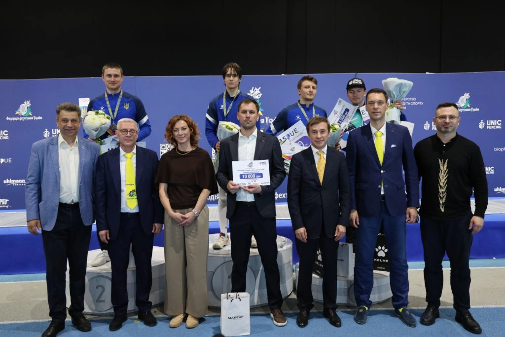 Арсеній Карапиш на п'єдесталі чемпіонату України-2026 з фехтування в Києві