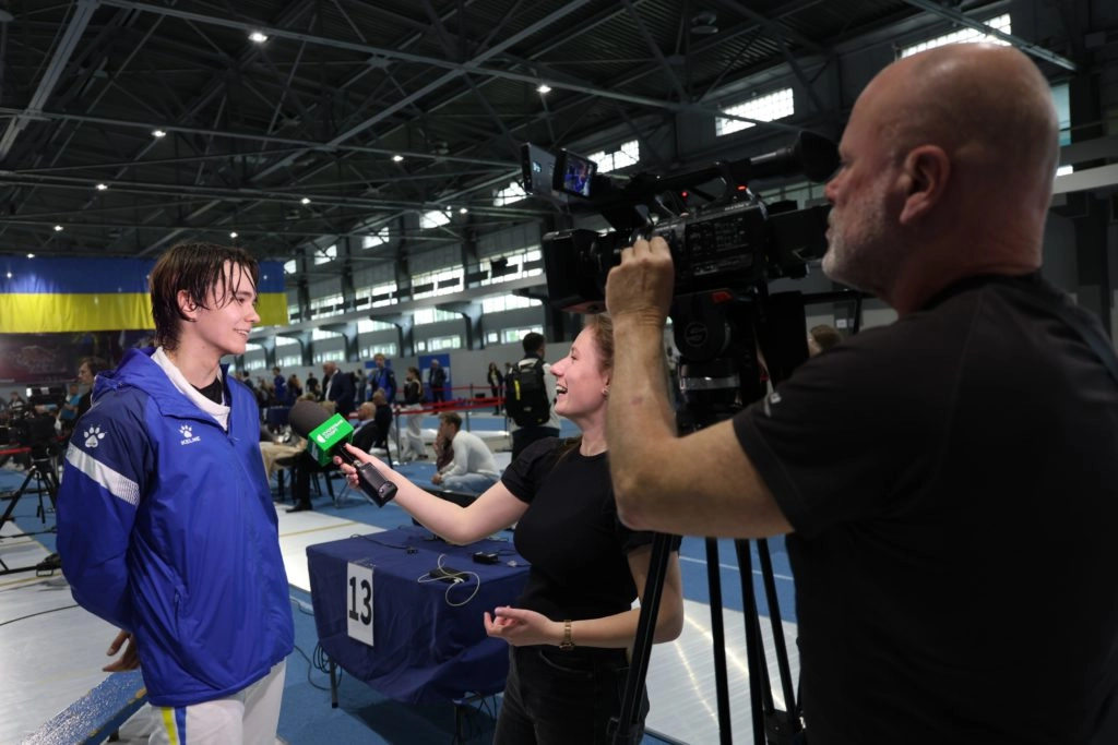 Арсеній Карапиш дає інтерв'ю після перемоги на чемпіонаті України-2026 з фехтування
