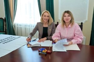 Ольга Саладуха та Олена Ярошинська підписують меморандум про співпрацю в Уманському університеті