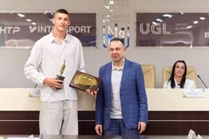 Олег Дорошчук отримує нагороду від НОК України за перемогу на Чемпіонаті світу в Торуні