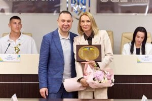 Президент НОК Вадим Гутцайт вручає нагороду Ользі Саладусі за внесок у розвиток спорту України