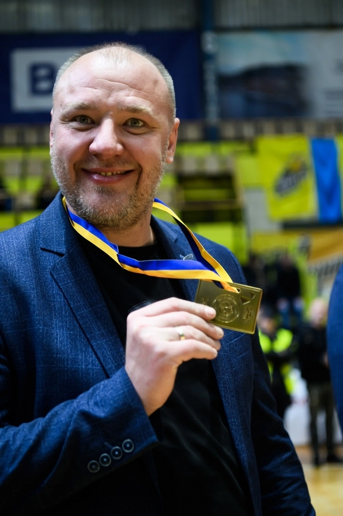 Тренер Дніпра святкує перемогу в Суперлізі GGBET після фінальної гри проти Київ-Баскета