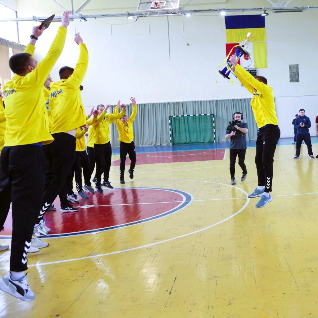 Гравці «Мотор» святкують перемогу в Суперлізі 2025/2026, піднімаючи кубок в Одесі