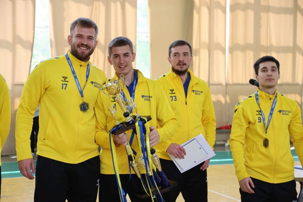 Гравці «Мотор» Запоріжжя святкують перемогу в Суперлізі 2025/2026 з чемпіонським кубком в Одесі