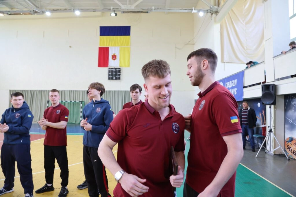 Гравці команди «Одеса» святкують срібло Суперліги 2025/2026 в залі СК ОНПУ, Одеса