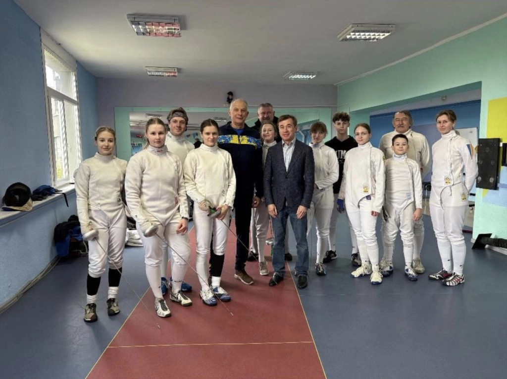 Президент ФФУ Михайло Ілляшев з фехтувальниками у клубі «Уніфехт» Харківського університету