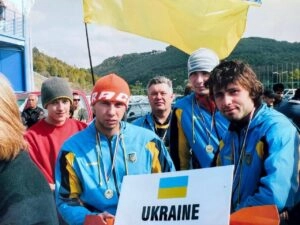 Українська команда з мотоспорту на змаганнях під керівництвом Сергія Пащинського, 65-річного тренера