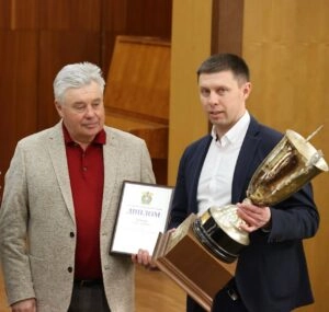 Пащинський Сергій Іванович отримує нагороду за внесок у розвиток мотоспорту України