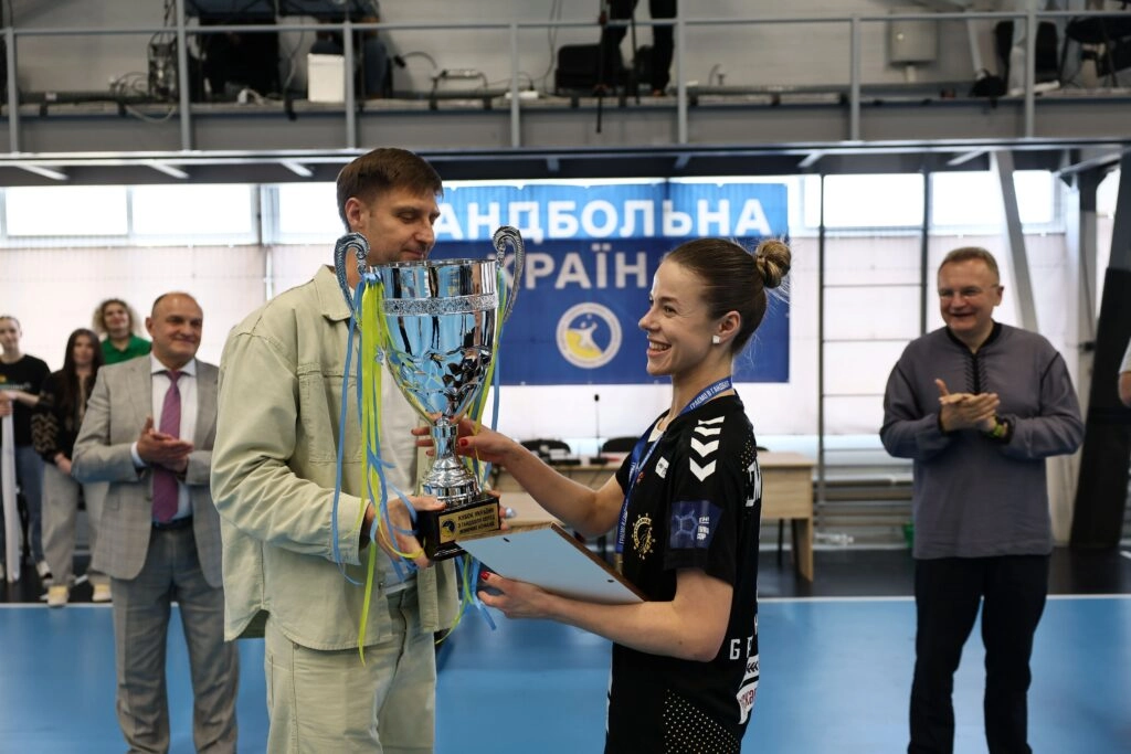 Гравчиня “Галичанки” отримує Кубок України 2026 з гандболу на Shuvar Арені у Львові