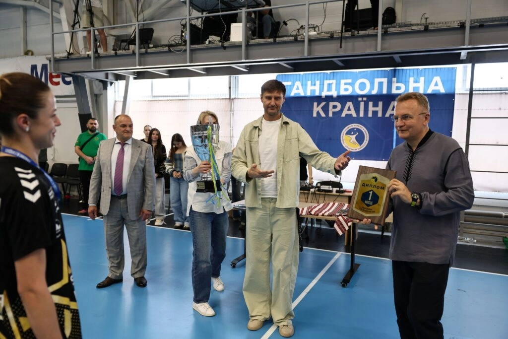 Гравчиня "Галичанки" отримує Кубок України з гандболу 2026 від Андрія Садового на Shuvar Арені
