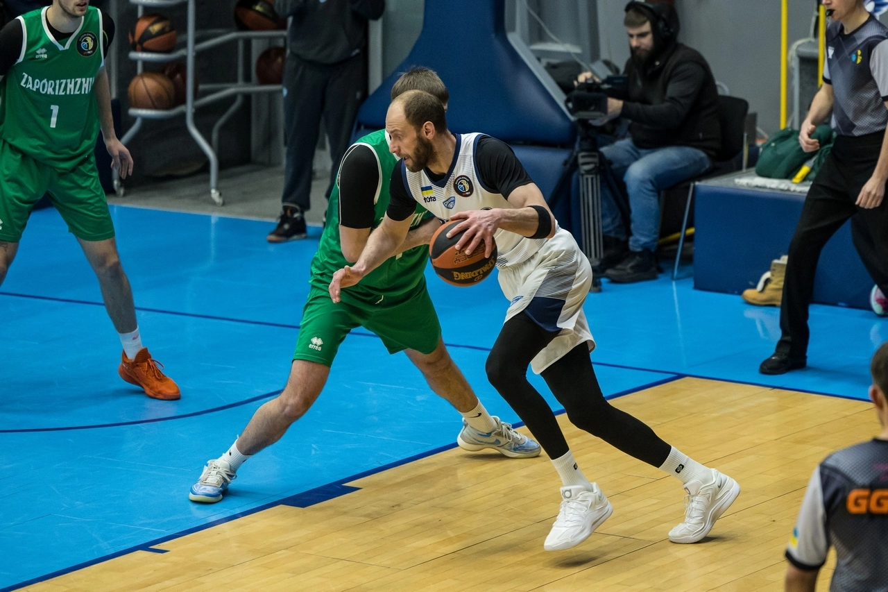 Гравець Запоріжжя проти Київ-Баскета в матчі Суперліги GGBET, боротьба за підбирання