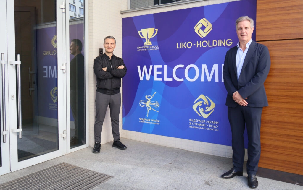 Антоніо Сільва та Еркан Ялчин біля Центру Liko Sportlife Olimpiyskyi під час візиту до Києва