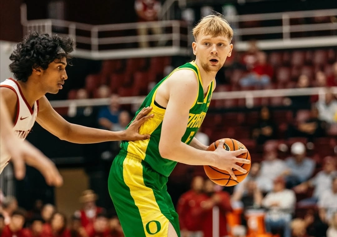 Форвард Орегон Дакс Олександр Кобзистий у грі NCAA проти Стенфорда, сезон 2025/26