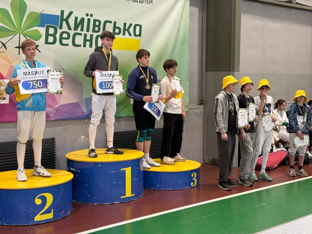 Переможці змагань з фехтування на шпагах «Київська весна» на п'єдесталі пошани в ЦСК ЗСУ