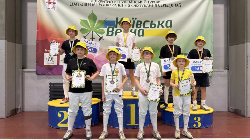 Юні переможці турніру з фехтування на шаблях «Київська весна» на п'єдесталі пошани