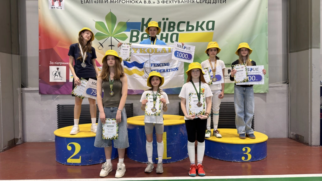 Юні переможці турніру з фехтування «Київська весна» на п'єдесталі пошани в спорткомплексі ЦСК ЗСУ