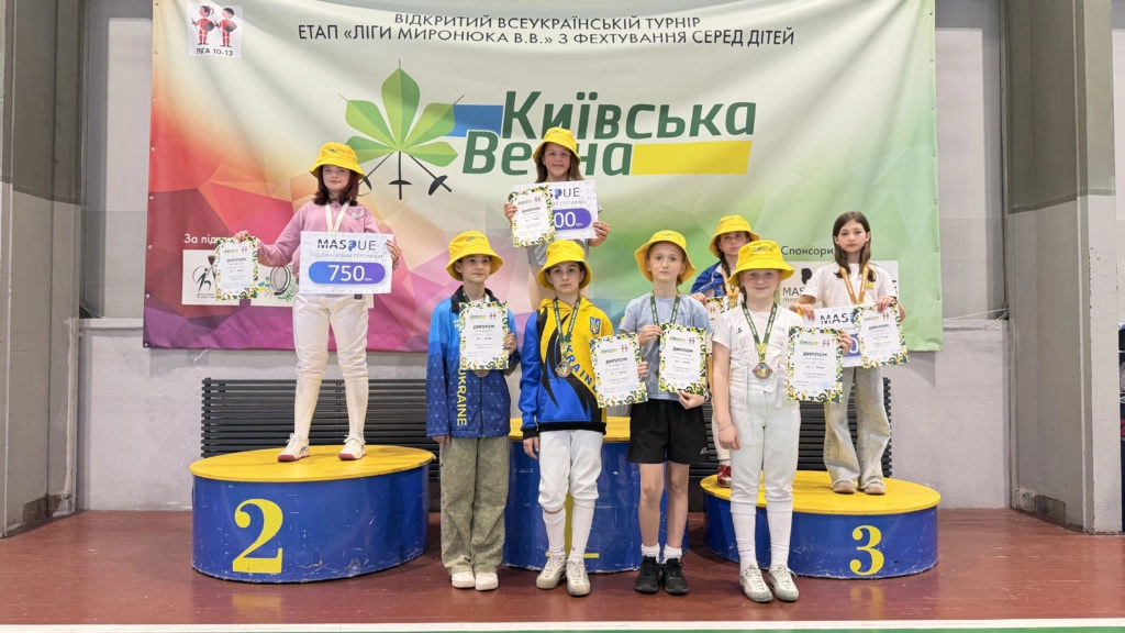 Юні переможці турніру з фехтування «Київська весна» на п'єдесталі пошани з нагородами