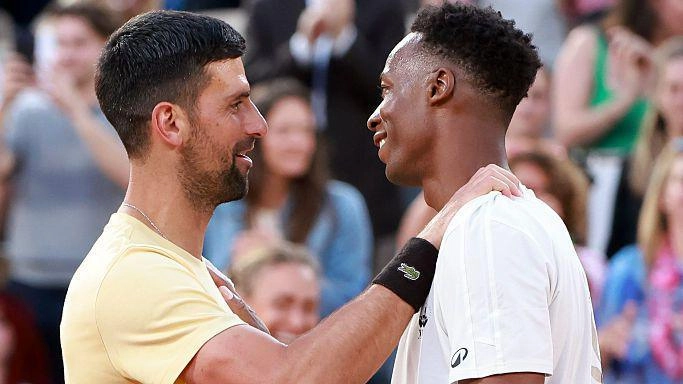 Новак Джокович вітає Гаеля Монфіса після емоційного матчу на Roland Garros 2023 у Парижі