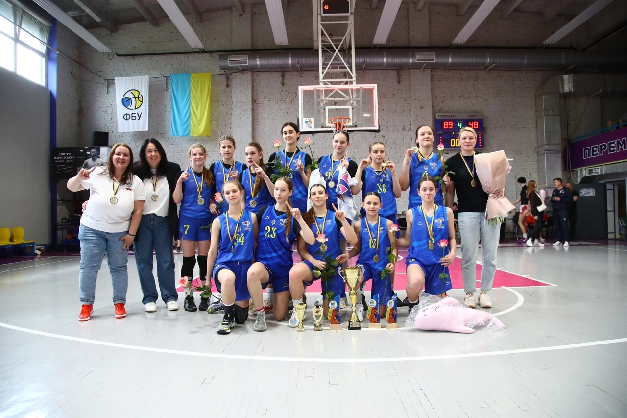 Команда СДЮШОР з баскетболу-МОБІ святкує перемогу у чемпіонаті України ВЮБЛ 2023 року
