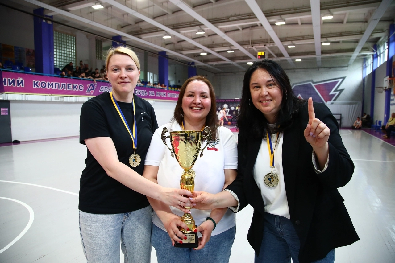 Тренерки СДЮШОР з баскетболу святкують перемогу у чемпіонаті України ВЮБЛ 2023 з кубком
