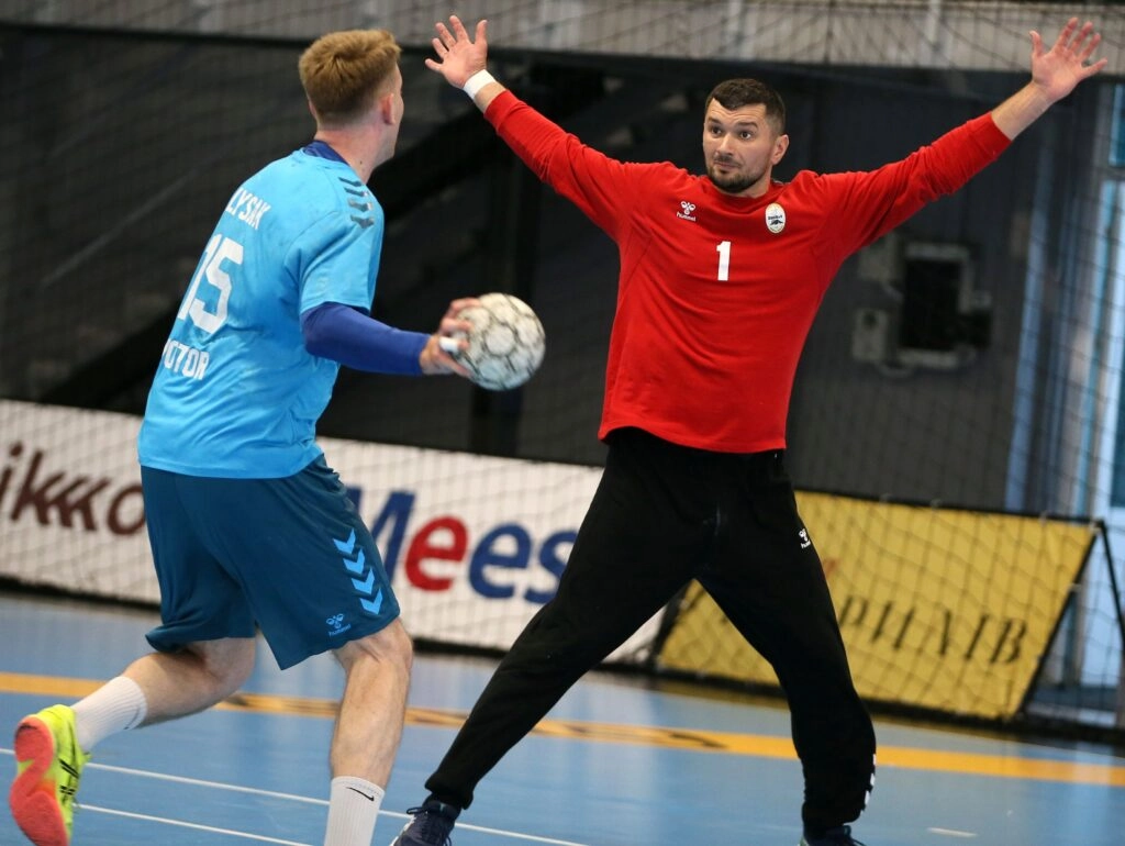 Гравець "Мотор" атакує ворота "Донбасу" у фіналі Кубка України 2026 на Shuvar Арена, Львів