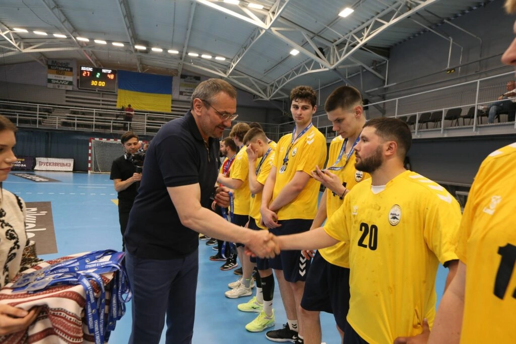 Гравці "Мотора" отримують нагороди після перемоги у фіналі Кубка України з гандболу 2026 у Львові