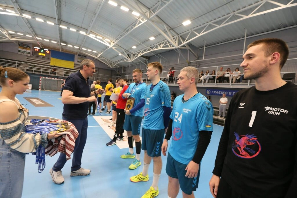 Гравці "Мотора" отримують нагороди після перемоги у фіналі Кубка України з гандболу 2026 у Львові
