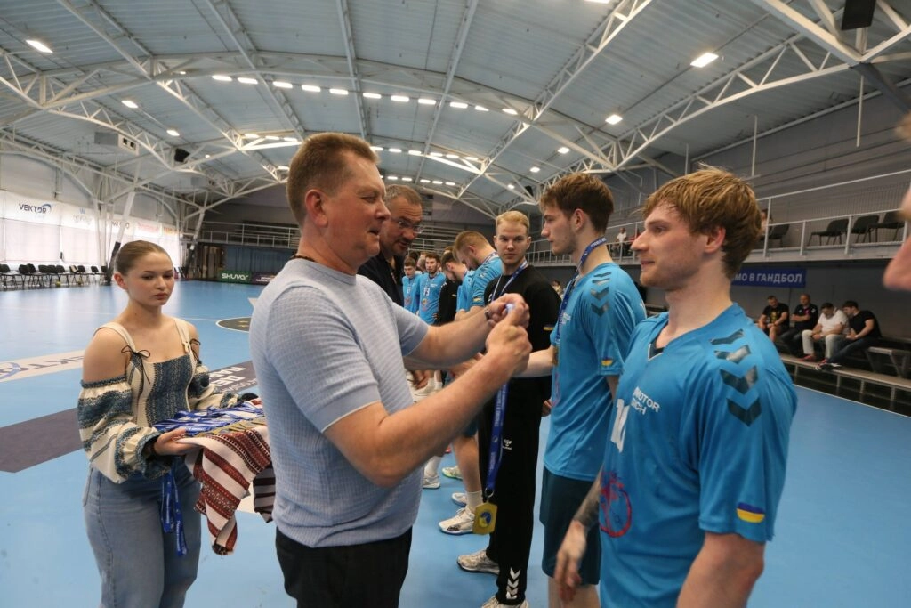 Гравці "Мотора" отримують медалі після перемоги у фіналі Кубка України з гандболу 2026 у Львові