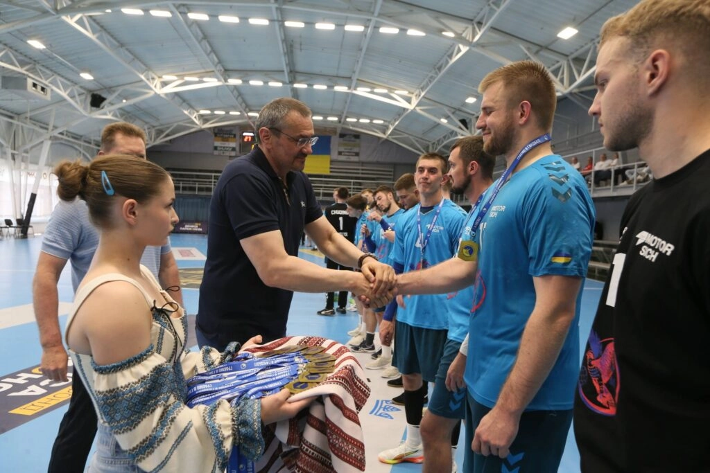 Гравці "Мотора" отримують нагороди після перемоги у фіналі Кубка України з гандболу 2026 у Львові